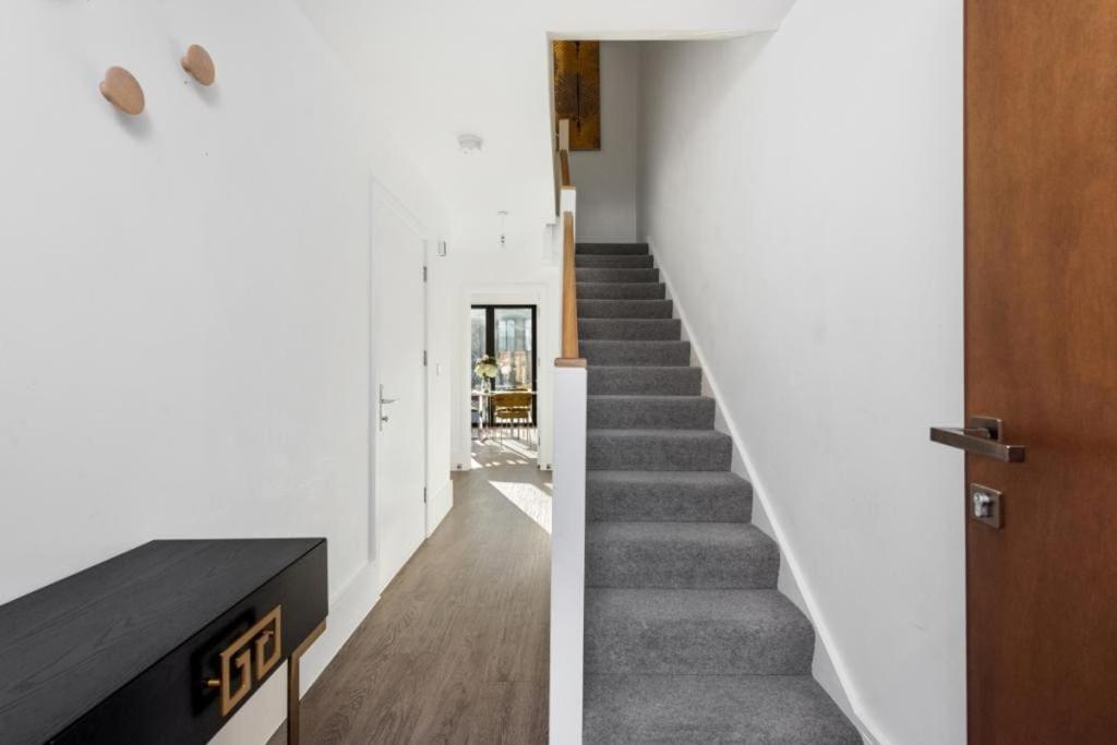 Amazing New Built Townhouse With Garden In London Hendon Exterior foto