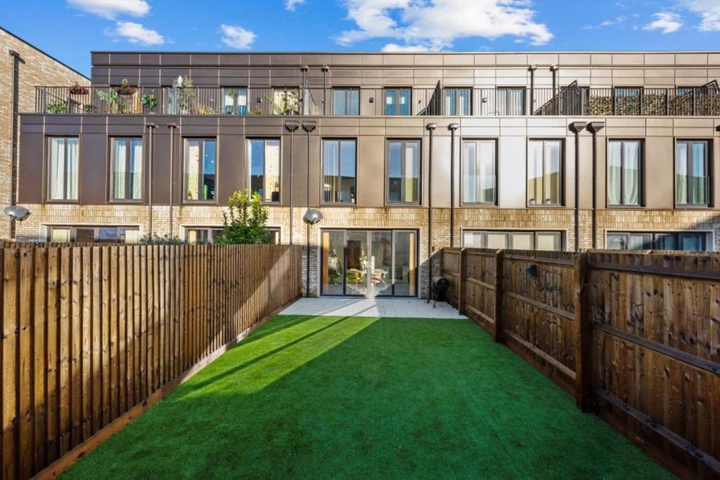 Amazing New Built Townhouse With Garden In London Hendon Exterior foto